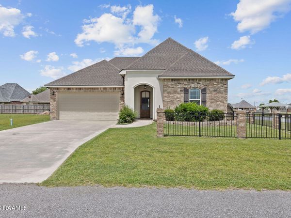 227 Tall Oaks Lane , Youngsville, LA 70592