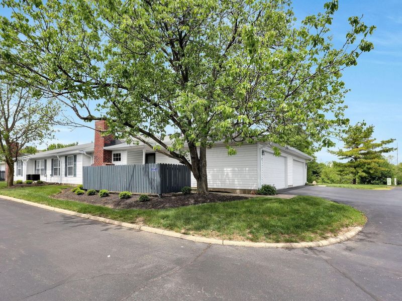 8396 Greyhawk Circle, Columbus, OH 43240 Photo 3