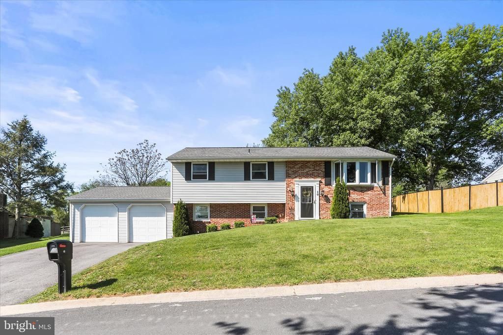 10 LOGAN HEIGHTS ROAD, YORK, PA 17403
