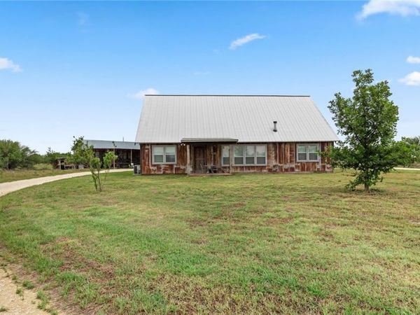 707 Creek Road , Marion, TX 78124