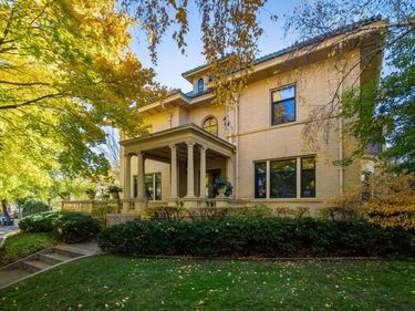 1005 Mount Curve Avenue, Minneapolis, MN 55403