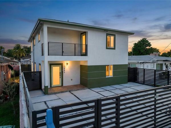 1886 NW 68th St , Miami, FL 33147