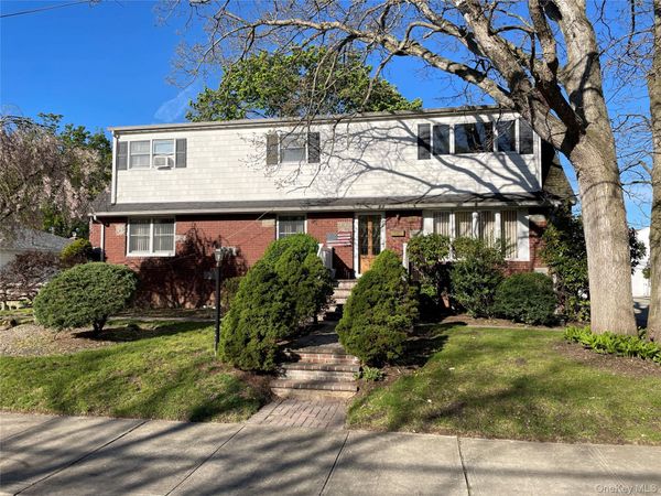 581 Grand Avenue , Lindenhurst, NY 11757