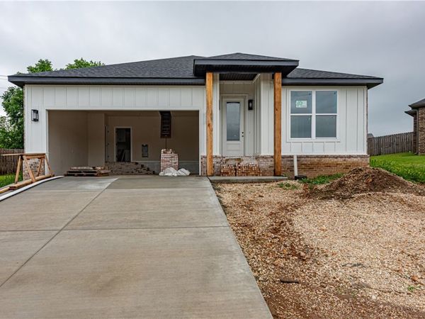 821 Pinnacle Street , Prairie Grove, AR 72753