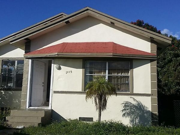 1935 NW 76th St, Miami, FL 33147