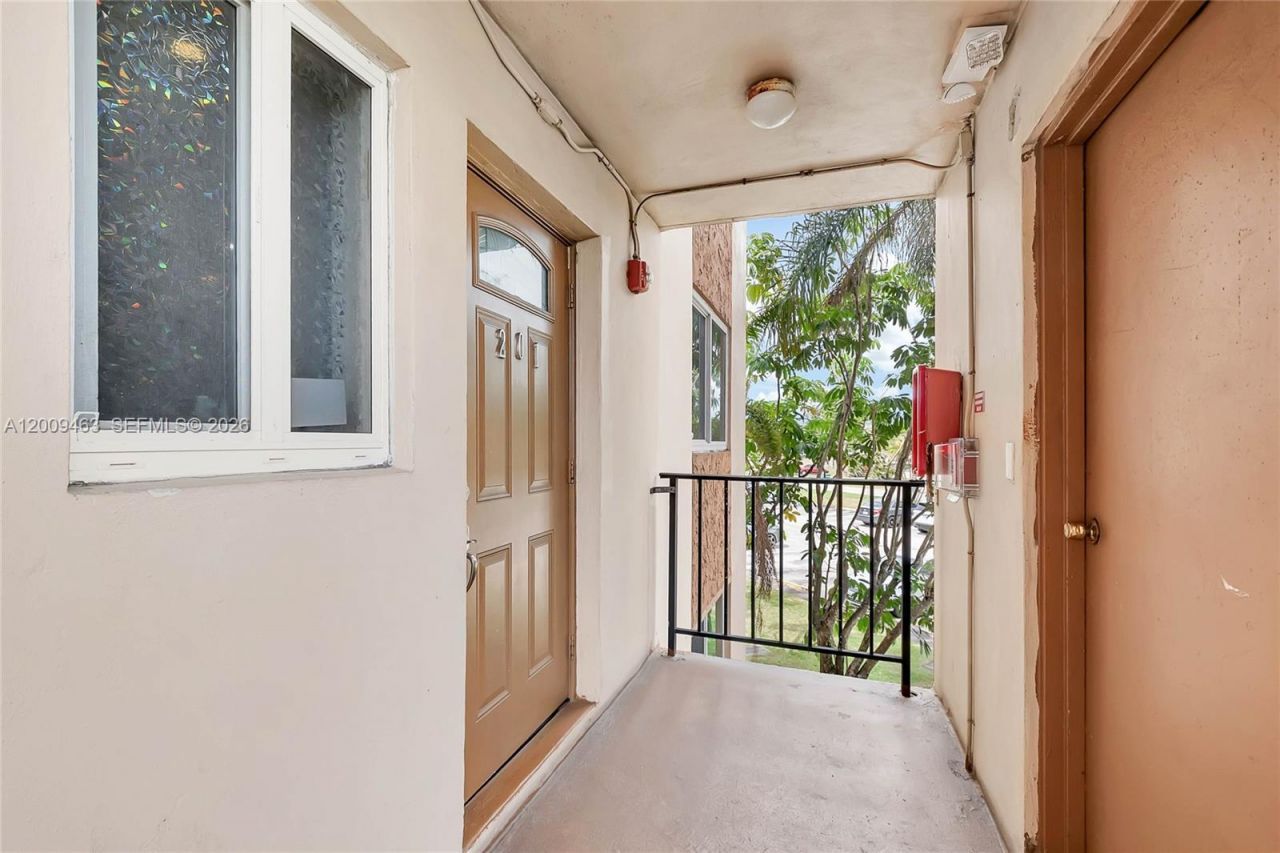 5260 NW 11th St, Unit 201, Plantation, FL 33313 Photo