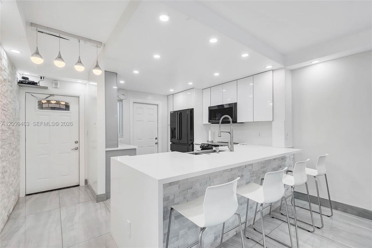 5260 NW 11th St, Unit 201, Plantation, FL 33313 Photo
