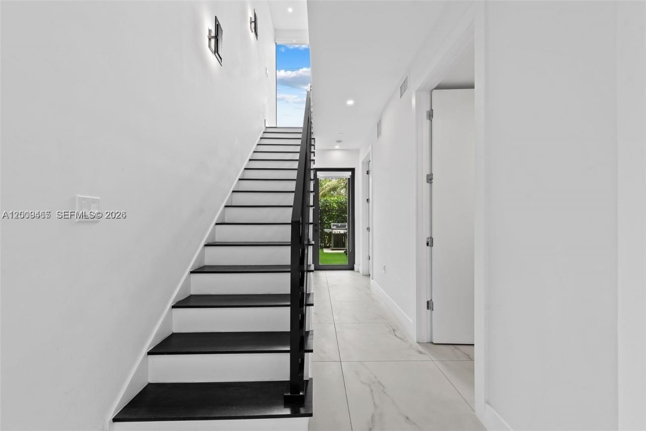 1056 N Victoria Park Rd, Fort Lauderdale, FL 33304 Photo