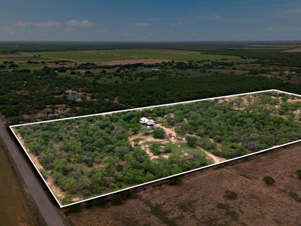 445 TOMBLIN RD, Bigfoot, TX 78005