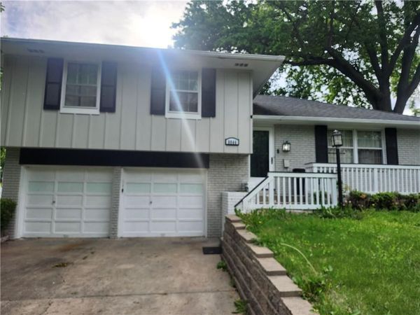 8844 Summit Street, Kansas City, MO 64114