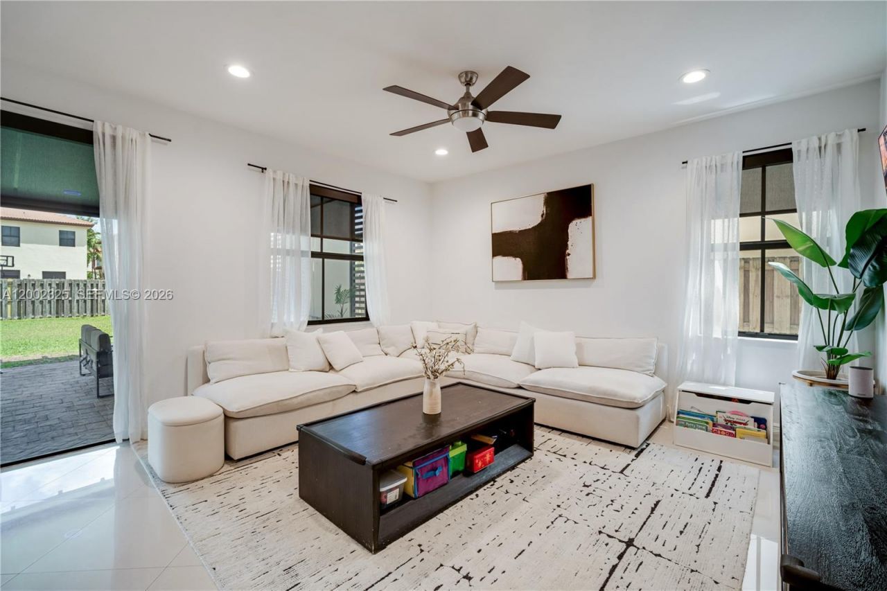 10045 NW 86th Ter, Doral, FL 33178 Photo