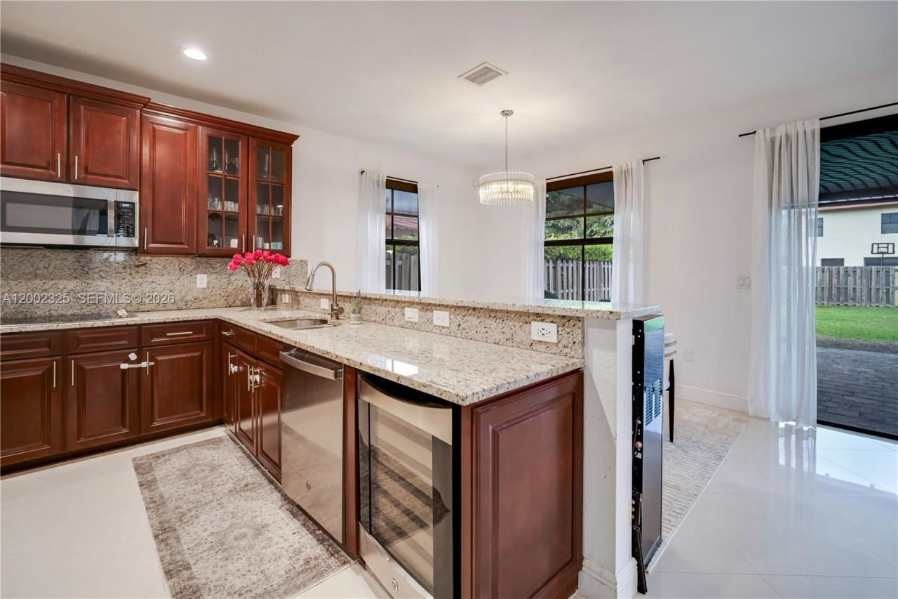 10045 NW 86th Ter, Doral, FL 33178 Photo