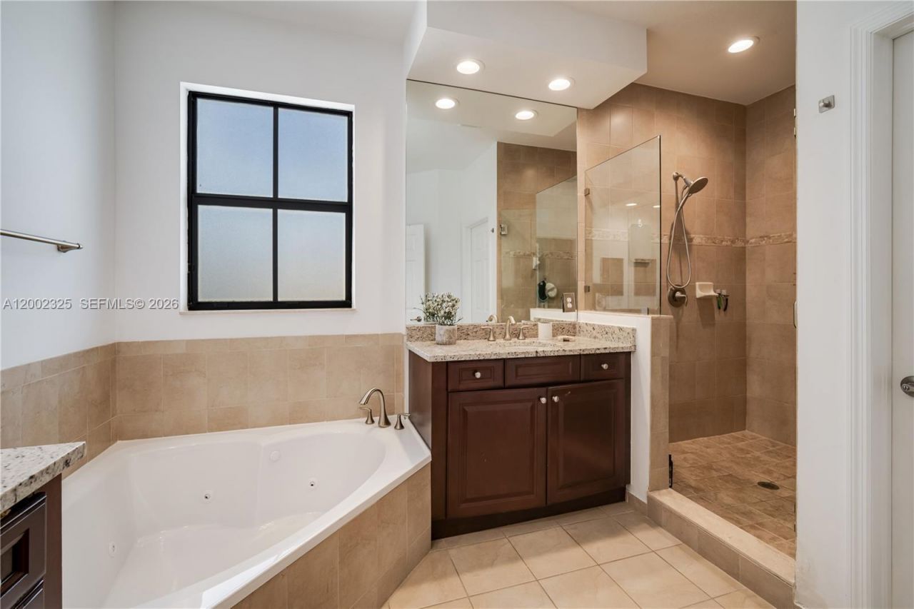 10045 NW 86th Ter, Doral, FL 33178 Photo