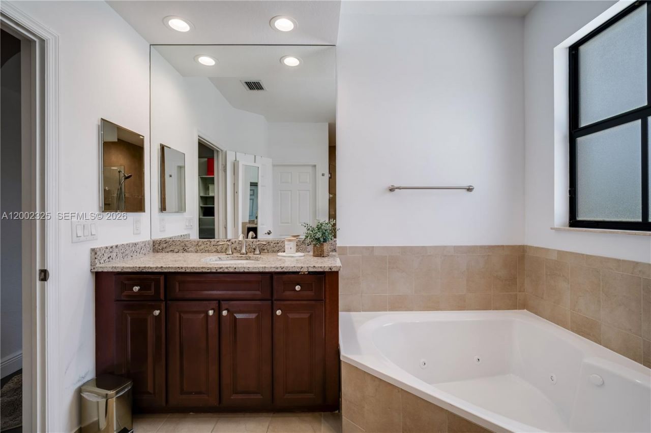 10045 NW 86th Ter, Doral, FL 33178 Photo