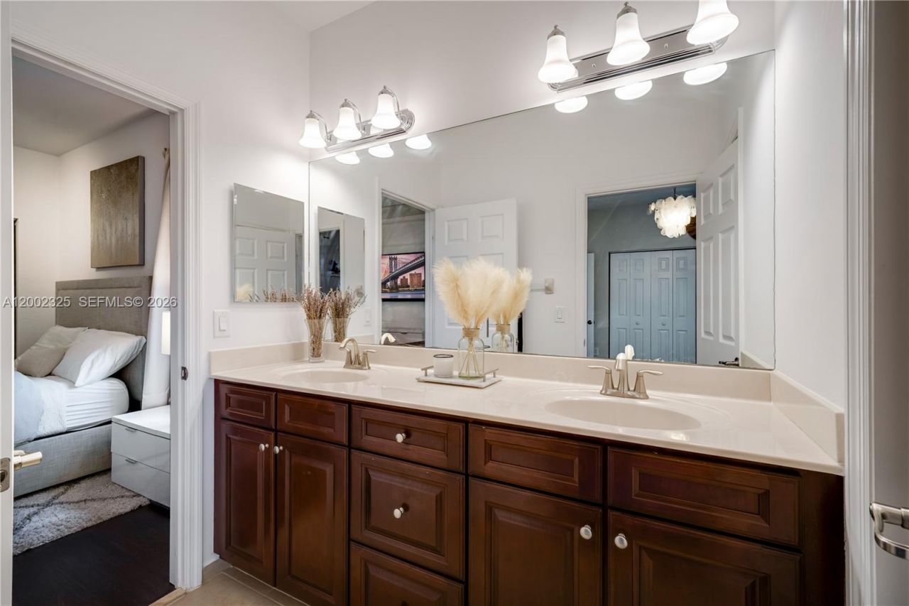 10045 NW 86th Ter, Doral, FL 33178 Photo