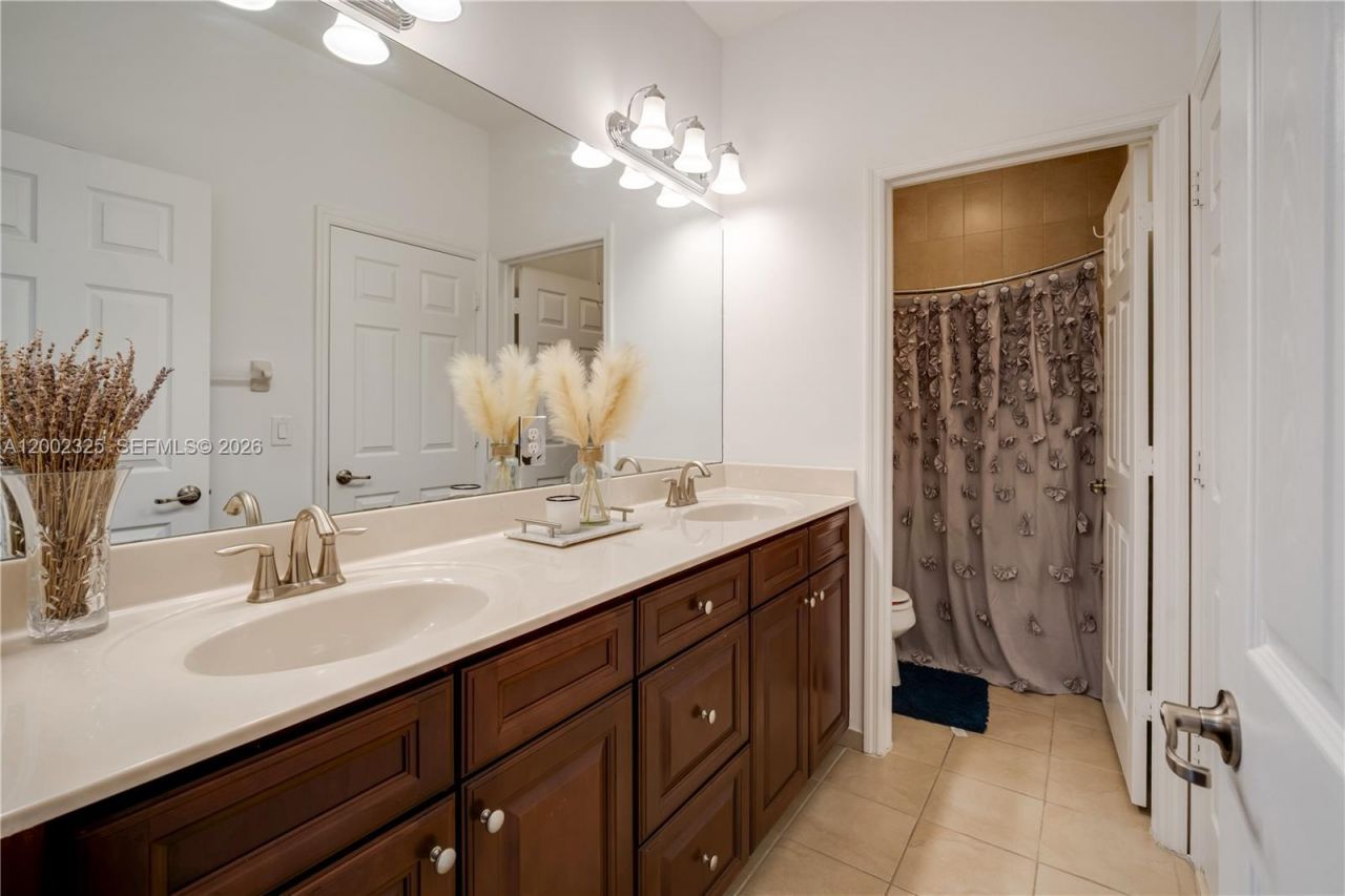 10045 NW 86th Ter, Doral, FL 33178 Photo