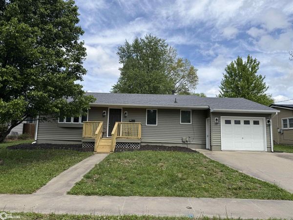 713 W Taylor Avenue, Fairfield, IA 52556