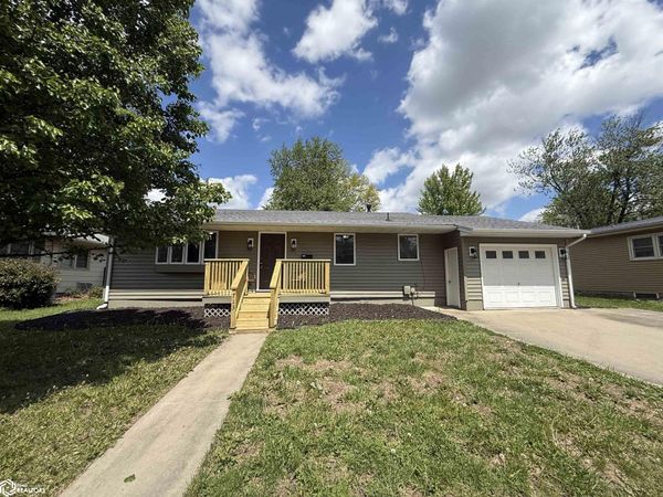 713 W Taylor Avenue, Fairfield, IA 52556