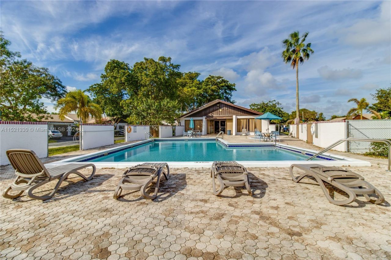 6343 W Pinehurst Cir W W, Unit D36, Tamarac, FL 33321 Photo