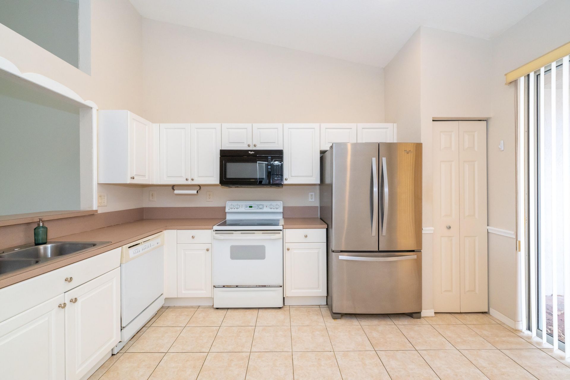 2590 E Aragon Boulevard, Unit 2, Sunrise, FL 33313 Photo