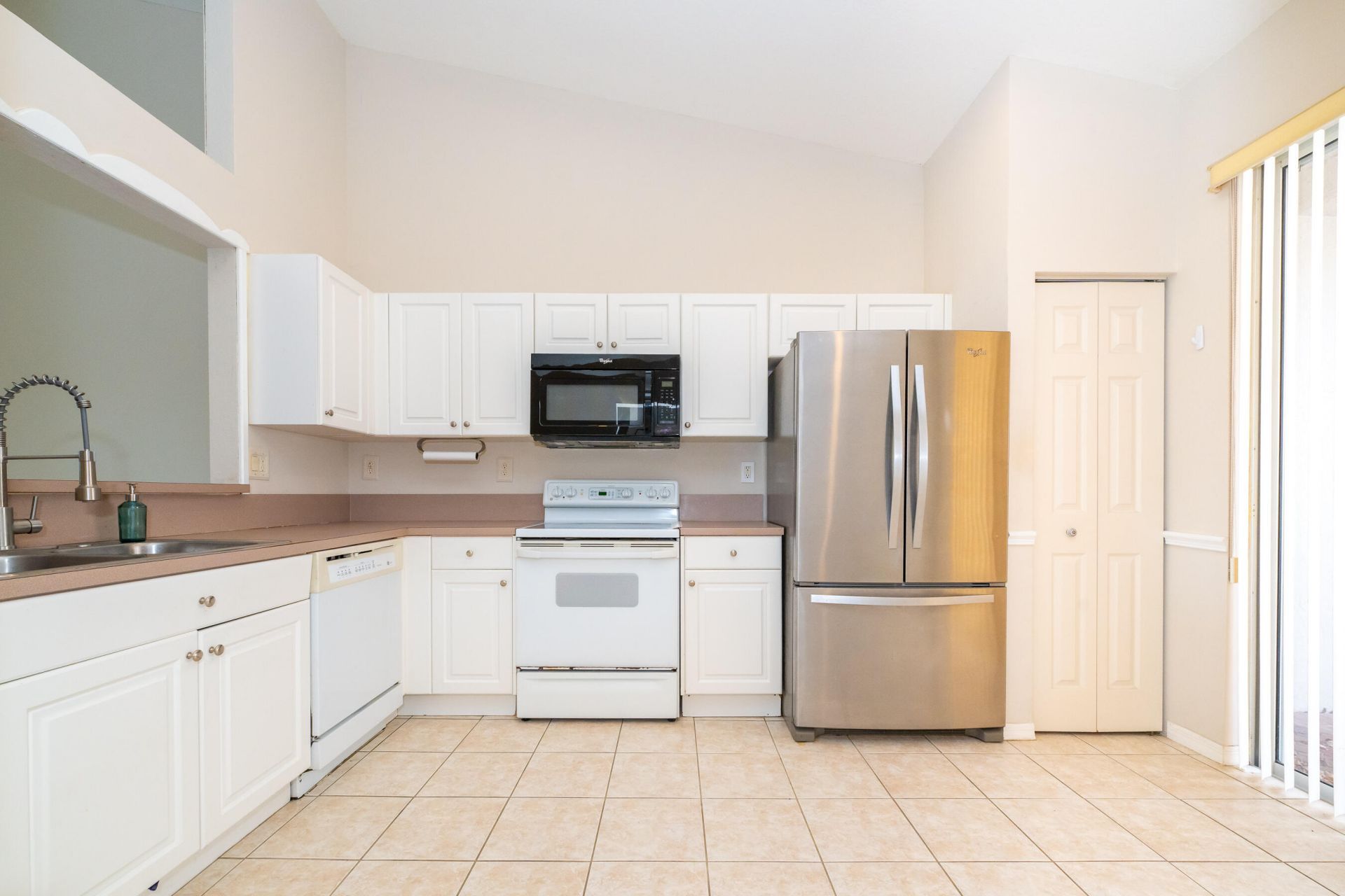 2590 E Aragon Boulevard, Unit 2, Sunrise, FL 33313 Photo