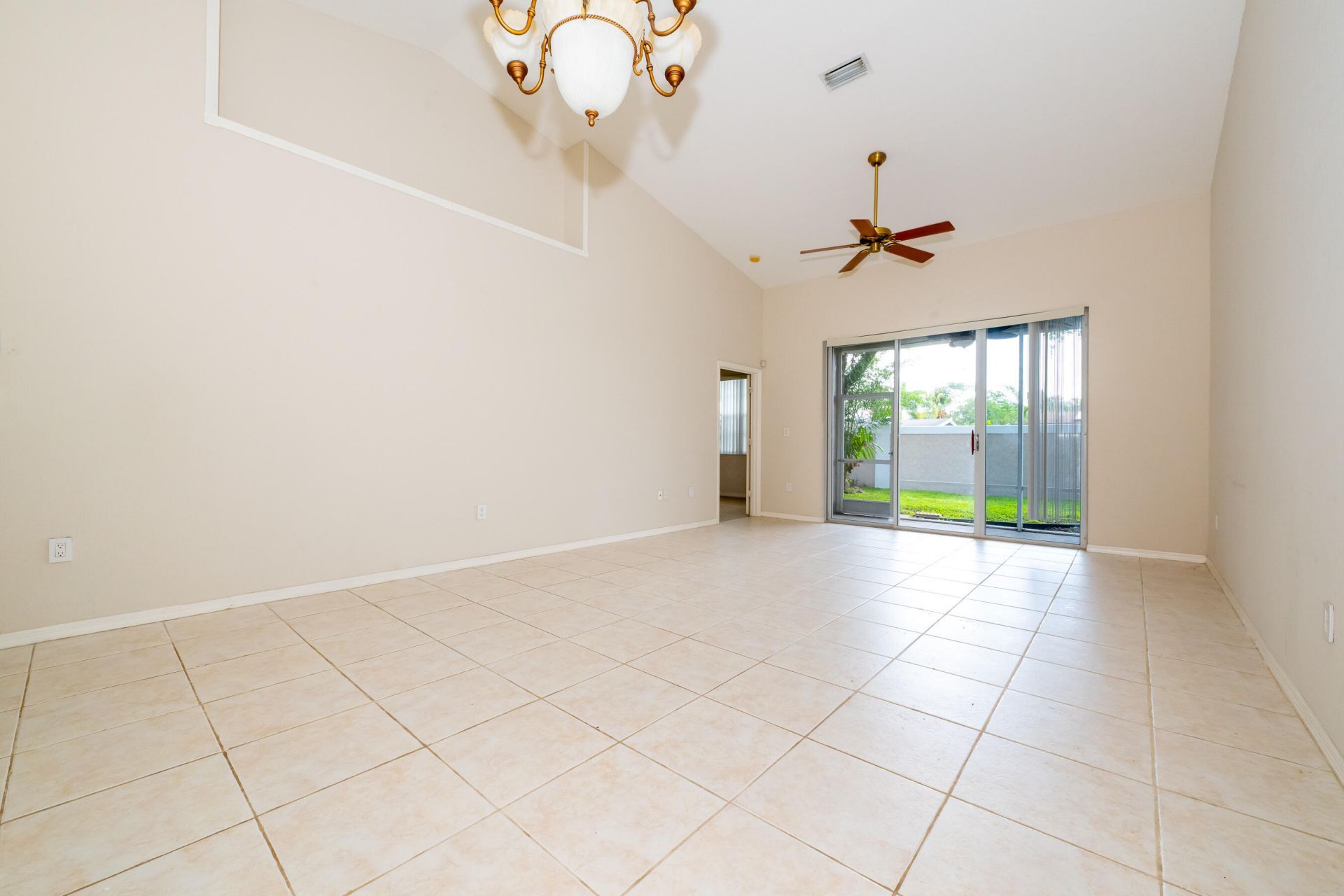 2590 E Aragon Boulevard, Unit 2, Sunrise, FL 33313 Photo