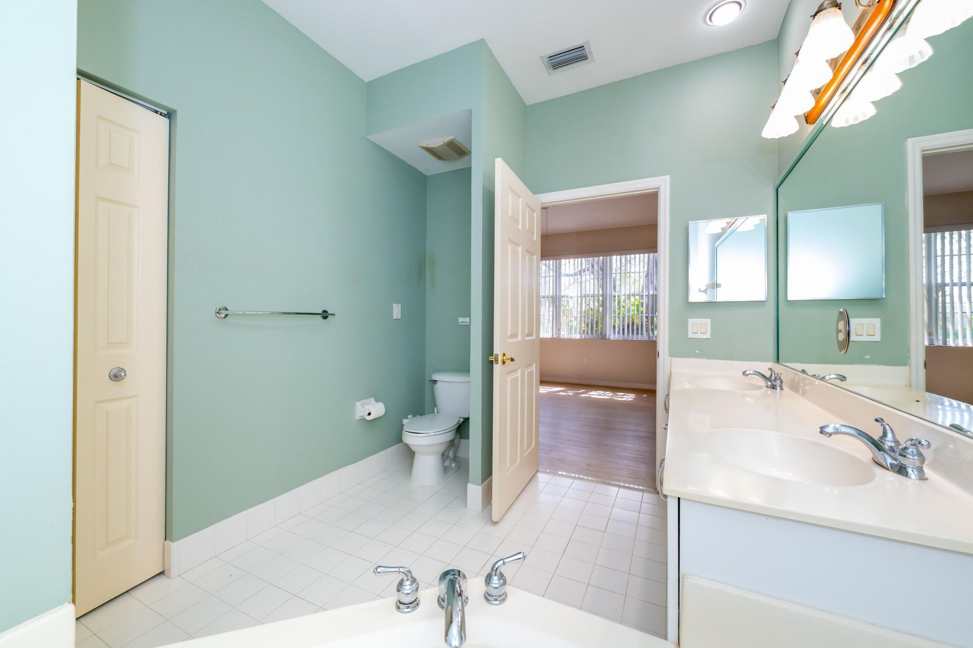 2590 E Aragon Boulevard, Unit 2, Sunrise, FL 33313 Photo