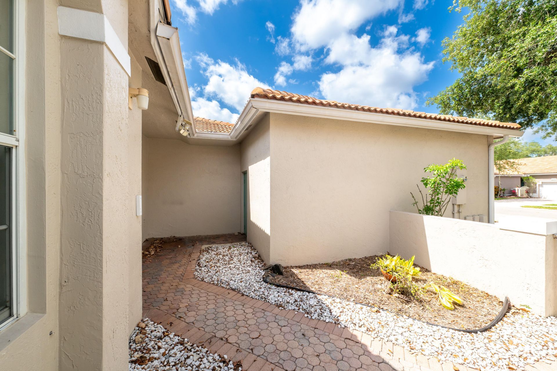 2590 E Aragon Boulevard, Unit 2, Sunrise, FL 33313 Photo