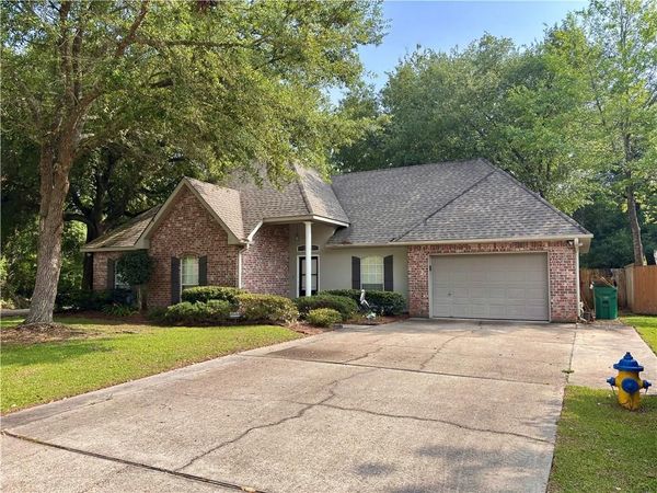 909 CHEVREUIL Street , Mandeville, LA 70448