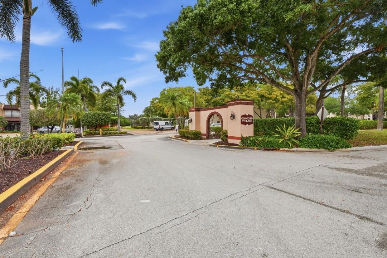 6751 N University Drive, Unit 212, Tamarac, FL 33321 Photo