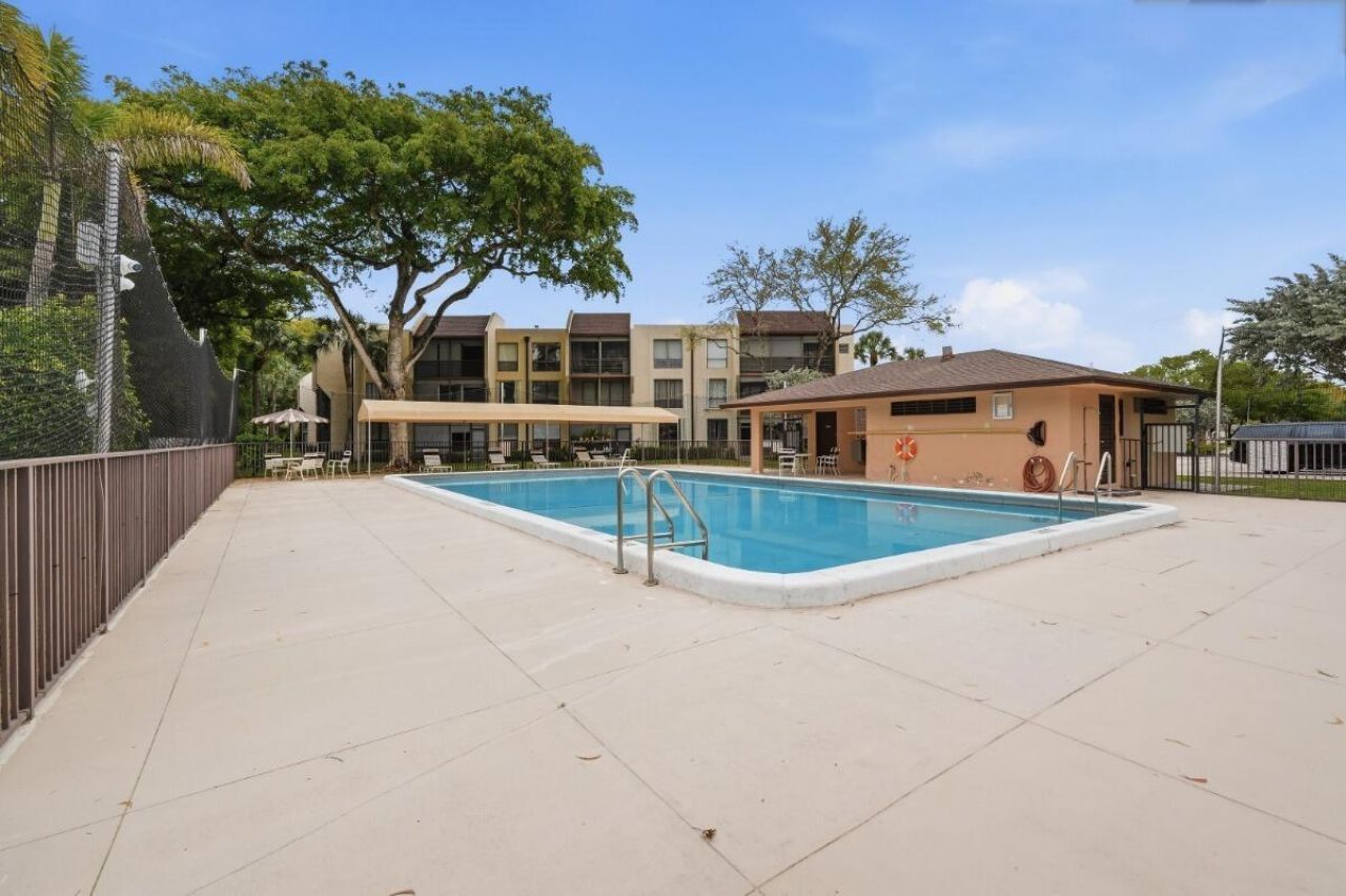6751 N University Drive, Unit 212, Tamarac, FL 33321 Photo