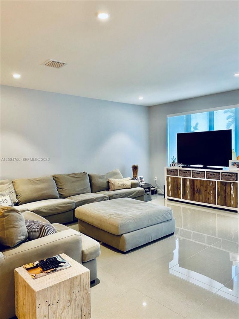 10424 NW 63rd Ter , Doral, FL 33178 Photo