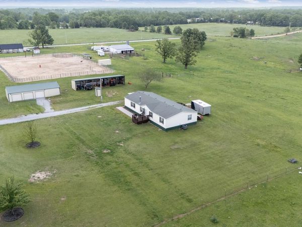 15204 Cayuga Road , Wyandotte, OK 74370