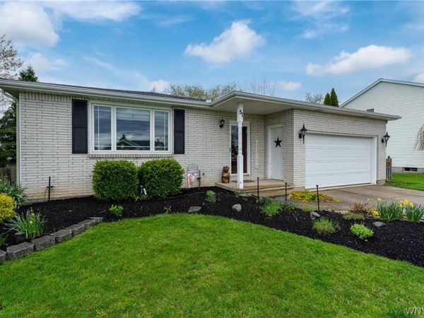 51 Country Place, Lancaster, NY 14086