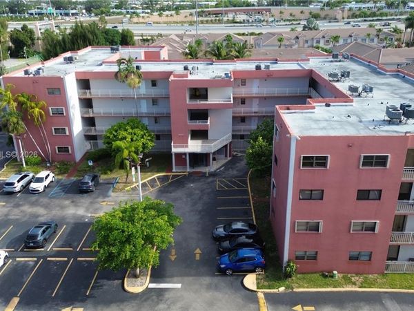 8425 NW 8th St , Unit 303, Miami, FL 33126