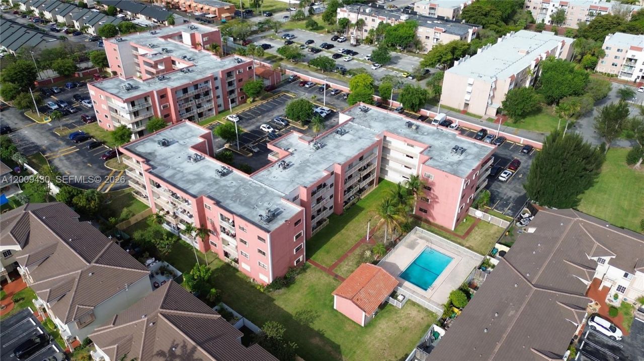 8425 NW 8th St , Unit 303, Miami, FL 33126 Photo
