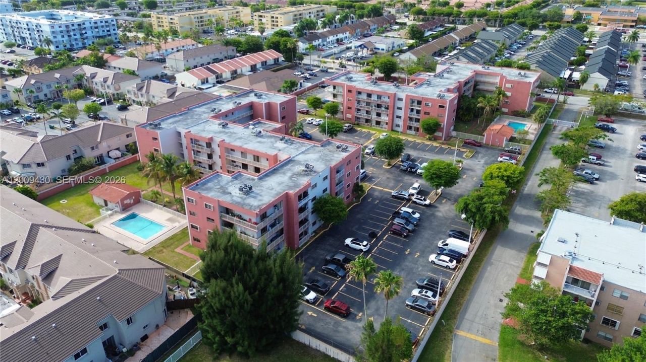 8425 NW 8th St , Unit 303, Miami, FL 33126 Photo