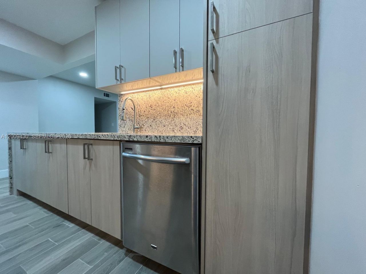 8425 NW 8th St , Unit 303, Miami, FL 33126 Photo
