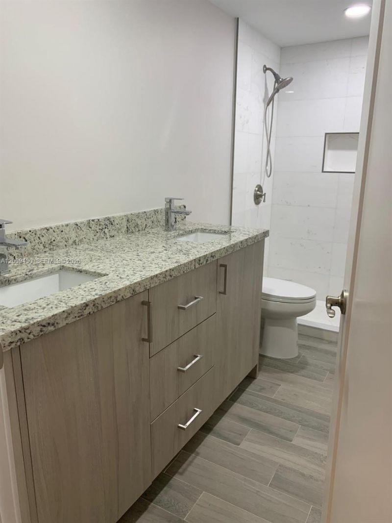 8425 NW 8th St , Unit 303, Miami, FL 33126 Photo