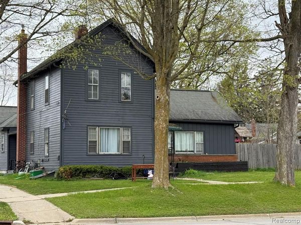 1138 W Oregon Street , Lapeer, MI 48446
