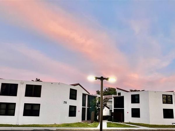 212 Lake Pointe Drive, Unit 313, Oakland Park, FL 33309