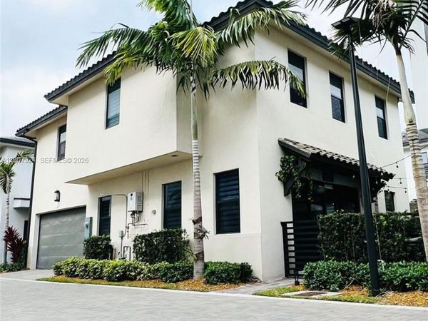 8253 NW 47th Ln , Doral, FL 33166