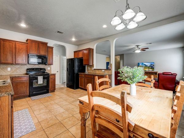 720 Hollow Ridge, Schertz, TX 78154
