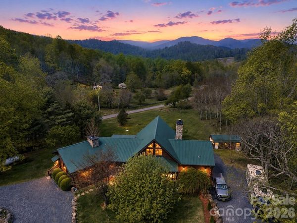 129 Apple Farm Road, Bakersville, NC 28705