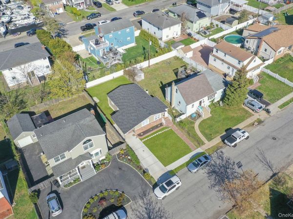 16 Riviera Parkway , Lindenhurst, NY 11757