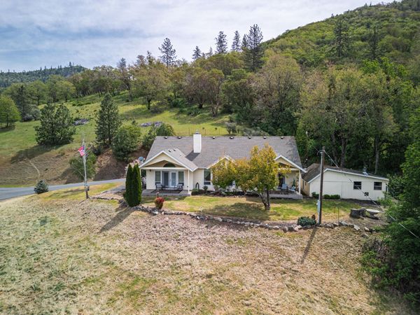 304 Wards Creek Road, Rogue River, OR 97537
