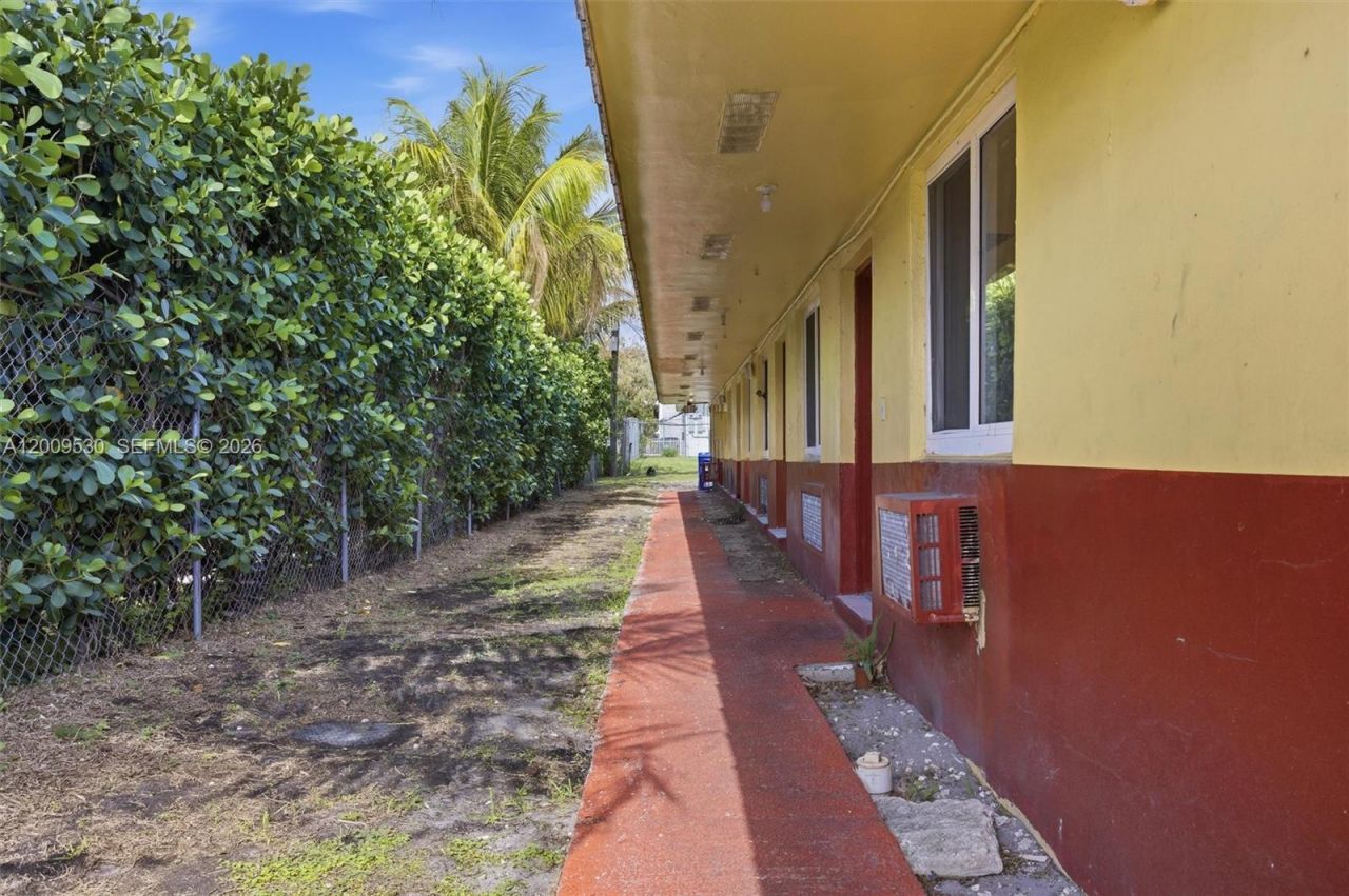 16030 NE 19th Pl, North Miami Beach, FL 33162 Photo