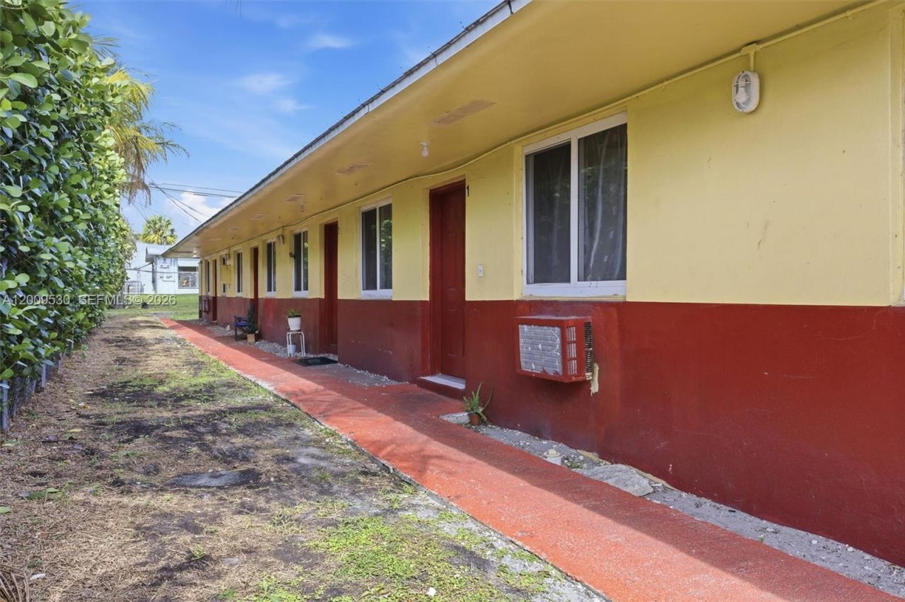 16030 NE 19th Pl, North Miami Beach, FL 33162 Photo