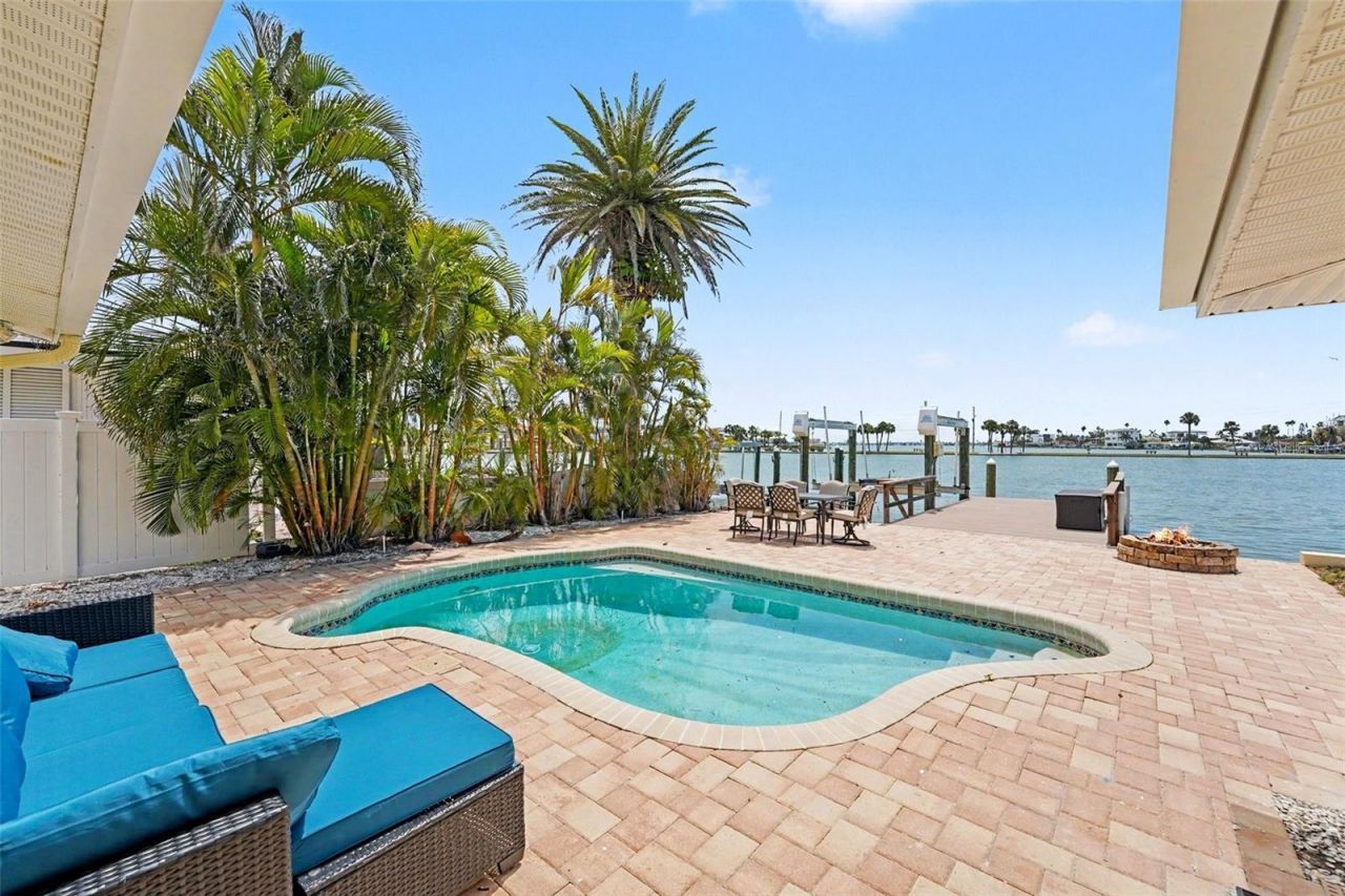 16126 4th Street E, Redington Beach, FL 33708 Photo