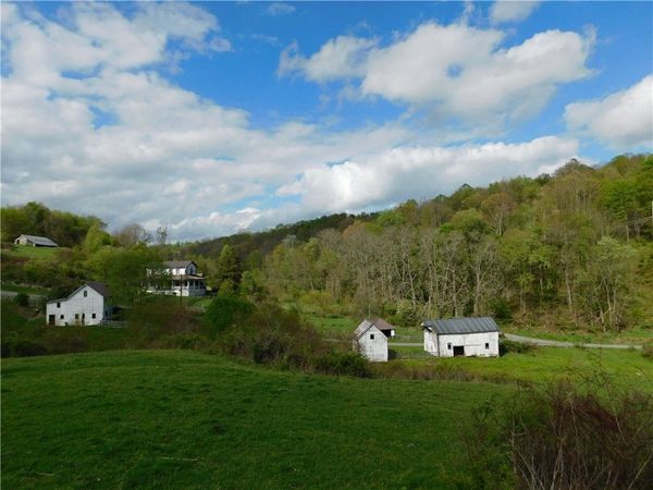 108 Oak Spring Rd , West Finley, PA 15377